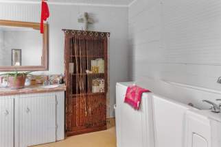 5-3-back-bathtub-room