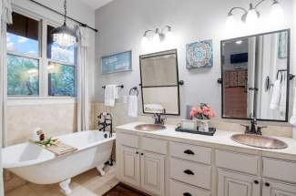 Master ensuite bathroom