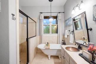 Master ensuite bathroom