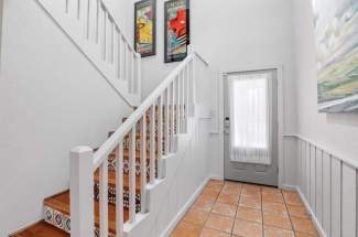 Entry way  / foyer