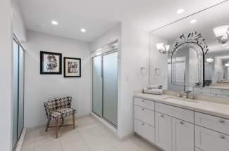 Upstairs full bathroom