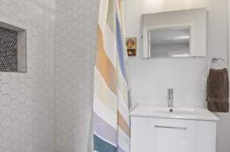 31-Guest-bath-2