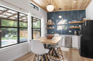 44-Guest-House-dining