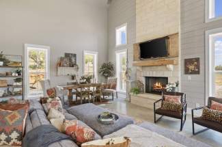 Living area / dining area