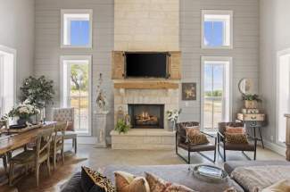 Living area / dining area