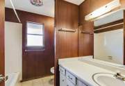 1 bedroom unit: Bathroom