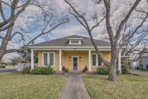 409 Cora street vintage Fredericksburg style home sale picture gallery