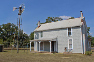 705 East Highway st home with 1 acre with R2 zoning great for Bed and Breakfast