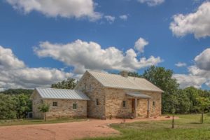 Beaver Lodge Weekend retreat or Bed and Breakfast in Fredericksburg TX