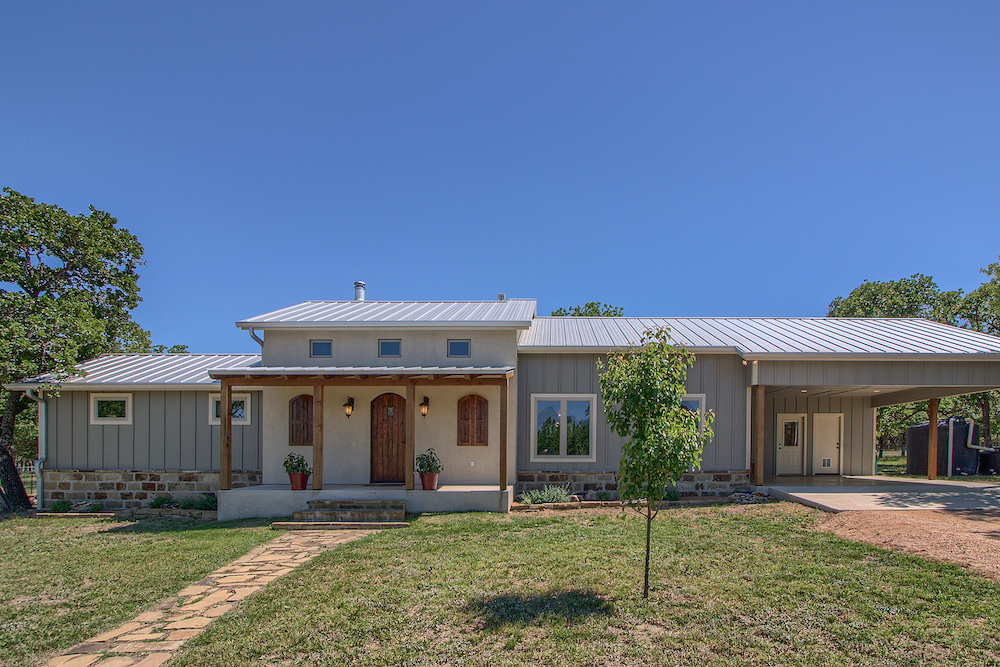 990 Vintage Oaks Fredericksburg TX Home on acreage for sale