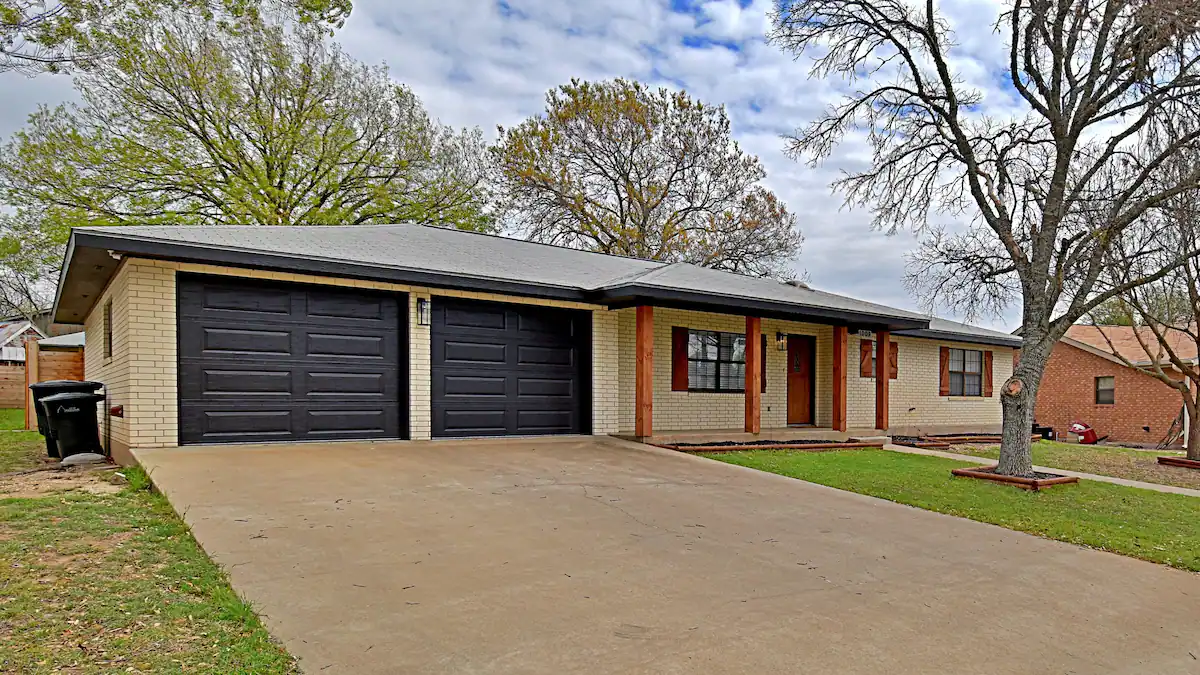 1009 Avenue D Fredericksburg Short Term Rental For Sale